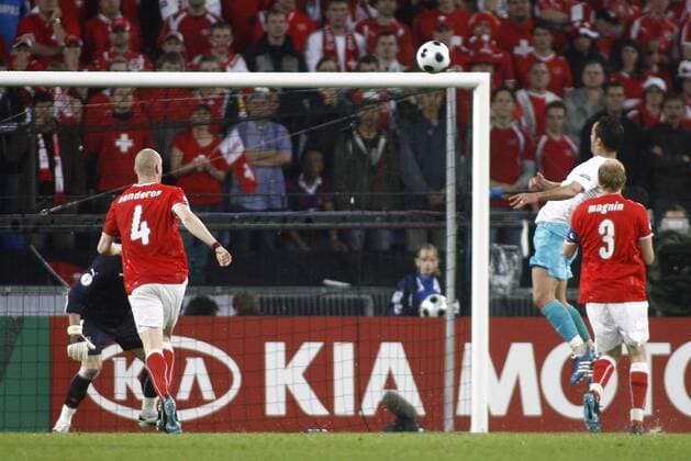 Semih Sentürk (Türkei, 2.v.re.) gleicht zum 1:1 gegen Ludovic Magnin (re.) und Phillipe Senderos (beide Schweiz) aus -  Fußball EM Herren EURO 2008, Länderspiel, Nationalmannschaft, Nationaltrikot Gruppe Basel Dynamik,