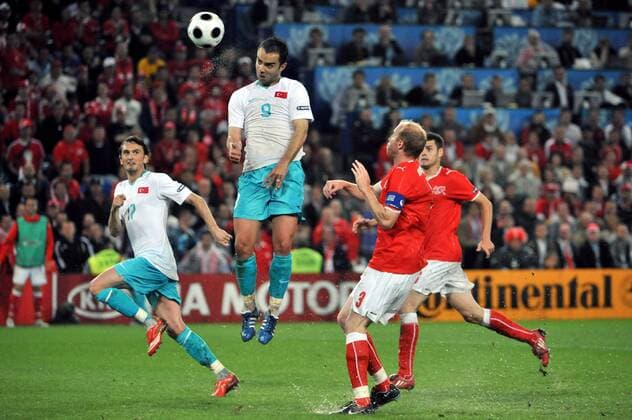 Semih Sentürk (2.v.li.) köpft den Treffer zum 1.1 gegen Ludovic Magnin (Schweiz), Tuncay Sanli (Türkei, li.) schaut zu -  Fußball EM Herren EURO 2008, Länderspiel, Nationalteam, Nationaltrikot, Schweiz - Türkei 1:2 Gruppe Basel Dynamik,