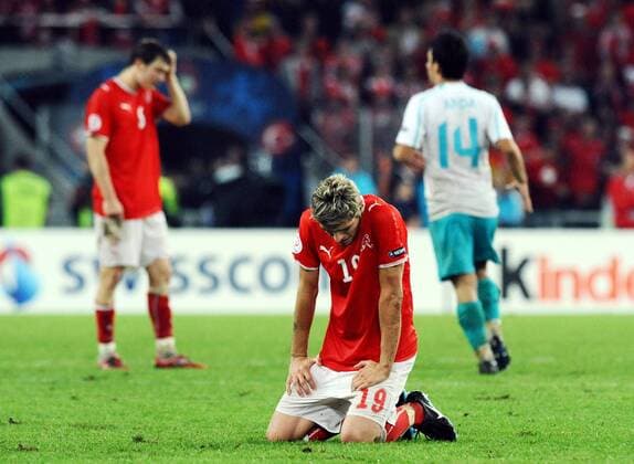 Valon Behrami (Schweiz) verzweifelt am Boden - Fußball EM Herren EURO 2008, Länderspiel, Nationalteam, Nationaltrikot Einzelbild Basel Enttäuschung, Verzweiflung,