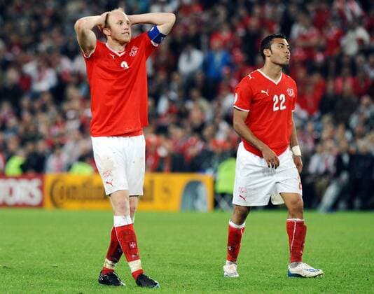 Ludovic Magnin (li.) und Johan Vonlanthen (beide Schweiz) verzweifelt - Fußball EM Herren EURO 2008, Länderspiel, Nationalteam, Nationaltrikot Gruppe Basel Enttäuschung,