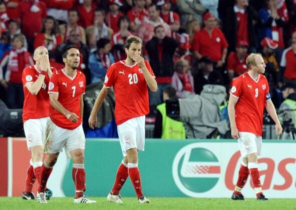 Entsetzte Schweizer Gesichter, v.li.: Philippe Senderos, Ricardo Cabanas, Patrick Müller und Ludovic Magnin - Fußball EM Herren EURO 2008, Länderspiel, Nationalteam, Nationaltrikot Gruppe Basel Enttäuschung, Verzweiflung,