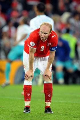 Ludovic Magnin (Schweiz) enttäuscht - Fußball EM Herren EURO 2008, Länderspiel, Nationalteam, Nationaltrikot Einzelbild Basel Erschöpfung, Enttäuschung,