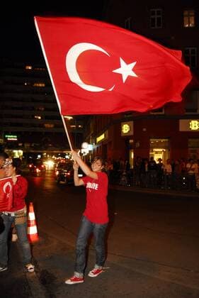 Türkischer Fan mit Nationalfahne feiert am Rande eines Autokorsos durch Berlin während der Euro 2008 Fußball EM Herren Euro 2008, Länderspiel, Nationalmannschaft, Autokorso, Auto Korso, Feier, feiern Einzelbild Kottbusser Tor Berlin Freude, Begeisterung