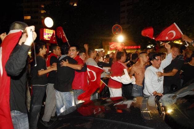 Türkische Fans jubeln am Rande eines Autokorsos durch Berlin während der Euro 2008 Fußball EM Herren Euro 2008, Länderspiel, Nationalmannschaft, Autokorso, Auto Korso, Feier, feiern Totale Kottbusser Tor Berlin Freude, Begeisterung