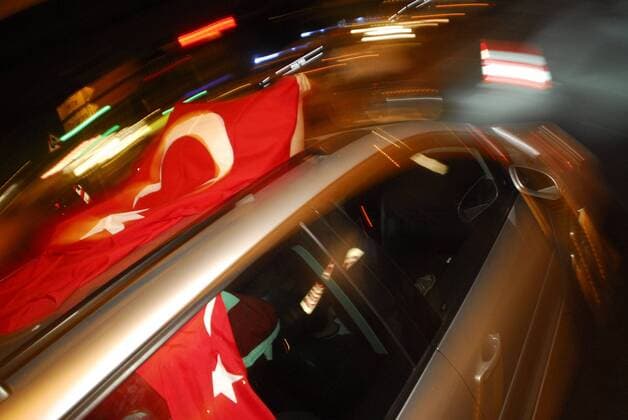 Autokorso türkischer Fans auf dem Berliner Kudamm anlässlich der Euro 2008 Fußball EM Herren Euro 2008, Länderspiel, Nationalmannschaft, Autokorso, Auto Korso, Feier, feiern Einzelbild Kudamm, Kurfürstendamm Berlin