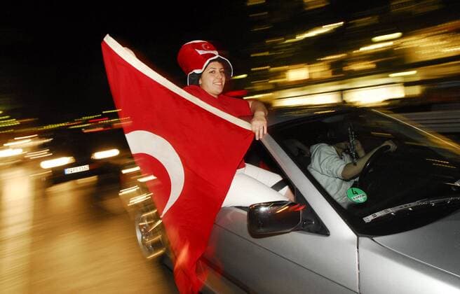 Autokorso türkischer Fans auf dem Berliner Kudamm anlässlich der Euro 2008 Fußball EM Herren Euro 2008, Länderspiel, Nationalmannschaft, Autokorso, Auto Korso, Feier, feiern Einzelbild Kudamm, Kurfürstendamm Berlin Freude, Begeisterung