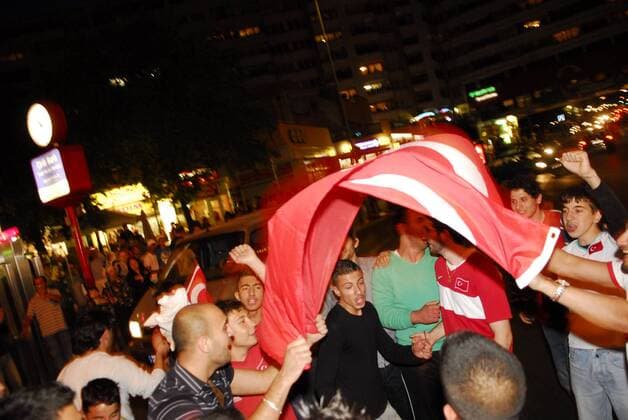 Türkische Fans jubeln am Rande eines Autokorsos durch Berlin anlässlich der Euro 2008 Fußball EM Herren Euro 2008, Länderspiel, Nationalmannschaft, Autokorso, Auto Korso, Feier, feiern Totale Kottbusser Tor Berlin Freude, Begeisterung