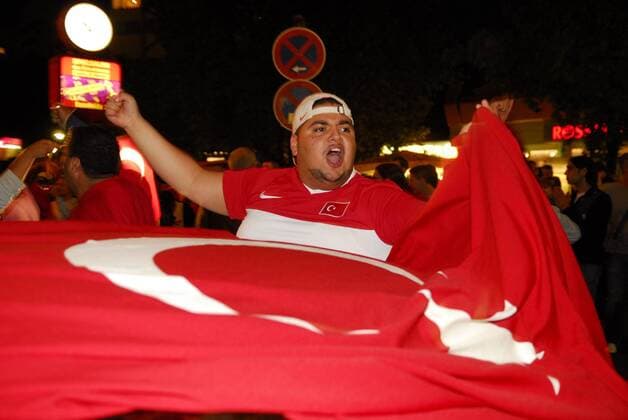 Türkischer Fan jubelt am Rande eines Autokorsos durch Berlin anlässlich der Euro 2008 Fußball EM Herren Euro 2008, Länderspiel, Nationalmannschaft, Autokorso, Auto Korso, Feier, feiern Einzelbild Kottbusser Tor Berlin Freude, Begeisterung Fußball EM Herren Euro 2008, Länderspiel, Nationalmannschaft, Autokorso, Auto Korso, Feier, feiern Einzelbild Kottbusser Tor Berlin Freude, Begeisterung