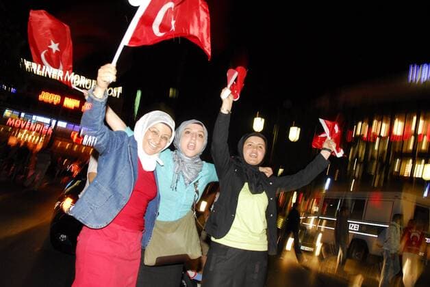 Weibliche türkische Fans jubeln am Rande eines Autokorsos in Berlin anlässlich der Euro 2008 Fußball EM Herren Euro 2008, Länderspiel, Nationalmannschaft, Autokorso, Auto Korso, Feier, feiern Gruppe Kudamm, Kurfürstendamm Berlin Freude, Begeisterung Fußball EM Herren Euro 2008, Länderspiel, Nationalmannschaft, Autokorso, Auto Korso, Feier, feiern Gruppe Kudamm, Kurfürstendamm Berlin Freude, Begeisterung