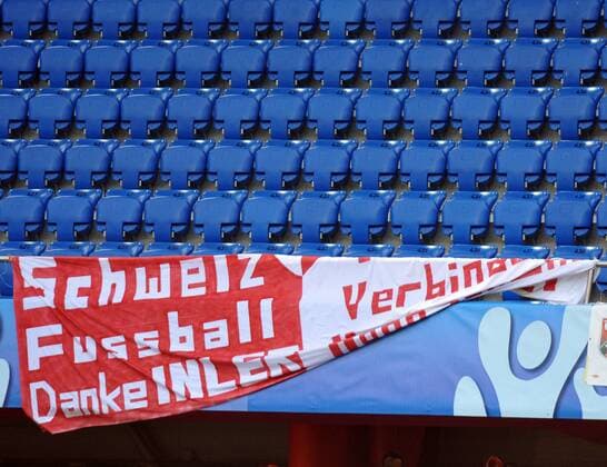 Leere Sitzreihen und ein zurückgelassenes Fanplakat nach dem Ausscheiden der Schweiz bei der Euro 2008 Fußball EM Herren Euro 2008, Länderspiel, Nationalteam Einzelbild Basel Leere,