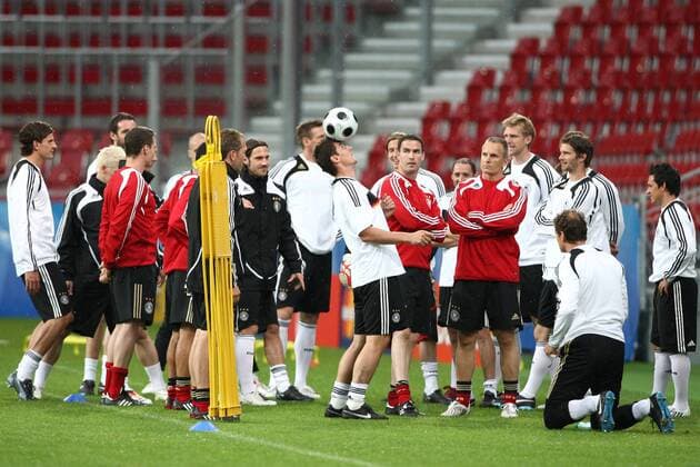 Miroslav Klose (Deutschland, Mitte) zeigt Kabinettstückchen vor versammelter Mannschaft Fußball EM Herren EURO 2008, Training, Nationalmannschaft, Totale Klagenfurt