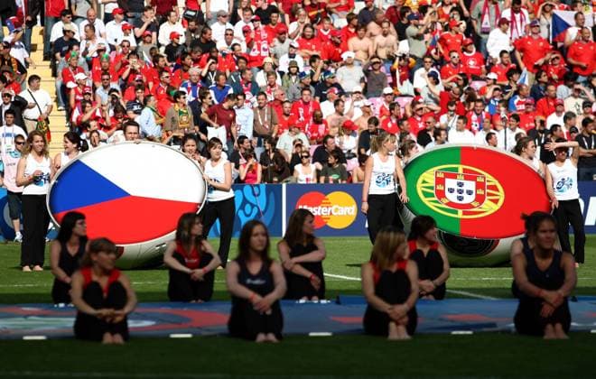 Nationalfahnen von Tschechien und Portugal werden im Rahmenprogramm in einem überdimensionalen Ball präsentiert -  Fußball EM Herren EURO 2008, Länderspiel, Nationalteam, Tschechien - Portugal Totale Genf Fußball EM Herren EURO 2008, Länderspiel, Nationalteam, Tschechien - Portugal Totale Genf