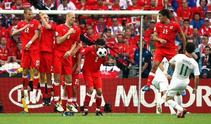 Simao Sabrosa (Portugal, re.) gegen die tschechische Mauer, v.li.: David Rozehnal, Jaroslav Plasil, Jan Koller, Zdenek Grygera und Milan Baros -  Fußball EM Herren EURO 2008, Länderspiel, Nationalteam, Nationaltrikot, Tschechien - Portugal Gruppe Genf Dynamik, Abwehr,