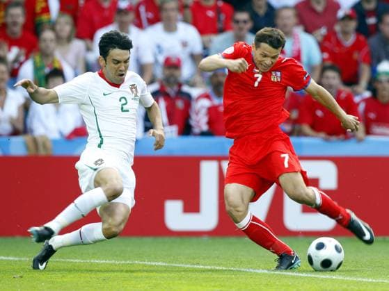 Paulo Ferreira (Portugal, li.) gegen Libor Sionko (Tschechien) -  Fußball EM Herren EURO 2008, Länderspiel, Nationalteam, Nationaltrikot, Tschechien - Portugal Gruppe Genf Dynamik,