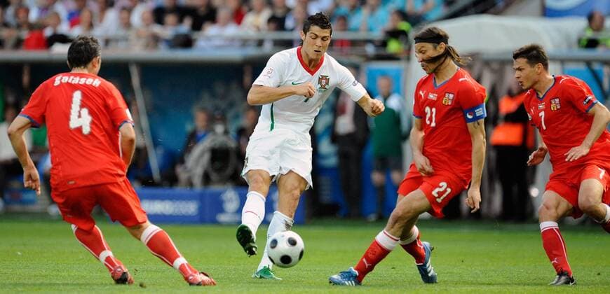 Cristiano Ronaldo (Portugal, 2.v.li.) gegen Tomas Ujfalusi (2.v.re.) und Libor Sionko (beide Tschechien, re.) - Fußball EM Herren Euro 2008, Länderspiel, Nationalteam, Nationaltrikot, Tschechien - Portugal 1:3 Gruppe Genf Dynamik,