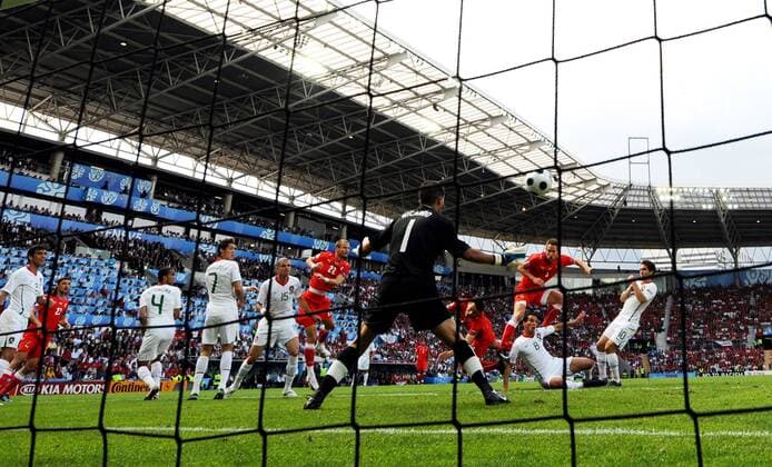 Torwart Ricardo (Portugal) kassiert den Treffer zum 1:1 durch Libor Sionko (Tschechien, 4.v.re.) - Fußball EM Herren Euro 2008, Länderspiel, Nationalteam, Nationaltrikot, Tschechien - Portugal 1:3 Totale Genf Dynamik,