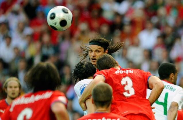 Tomas Ujfalusi (Tschechien, hi.) im Duell- Fußball EM Herren Euro 2008, Länderspiel, Nationalteam, Nationaltrikot, Tschechien - Portugal 1:3 Gruppe Genf Dynamik,