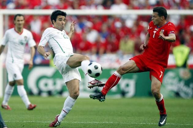 Deco (Portugal, li.) gegen Libor Sionko (Tschechien) -  (pan26405) Fußball EM Herren Euro 2008, Länderspiel, Nationalmannschaft, Nationaltrikot, Tschechien - Portugal 1:3 Gruppe Genf Dynamik,