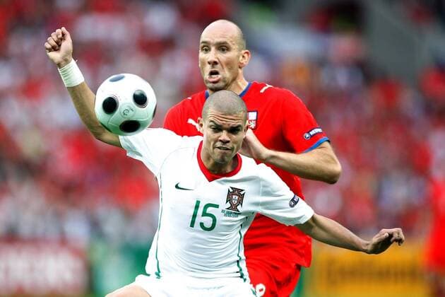 Pepe (Portugal, vorn) gegen Jan Koller (Tschechien) -  (pan26405) Fußball EM Herren Euro 2008, Länderspiel, Nationalmannschaft, Nationaltrikot, Tschechien - Portugal 1:3 Gruppe Genf Dynamik,