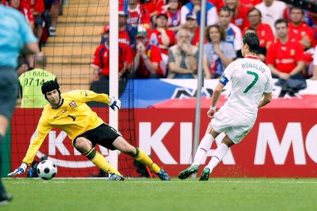 Cristiano Ronaldo (Portugal) gegen Torwart Petr Cech (Tschechien) -  (pan26405) Fußball EM Herren Euro 2008, Länderspiel, Nationalmannschaft, Nationaltrikot, Tschechien - Portugal 1:3 Gruppe Genf Dynamik,