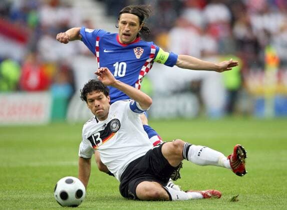 Michael Ballack (Deutschland, vorn) gegen Niko Kovac (Kroatien) -  Fußball EM Herren Euro 2008, Länderspiel, Nationalteam, Nationaltrikot Gruppe Klagenfurt Dynamik,
