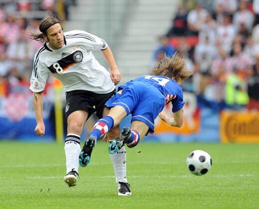 Torsten Frings (Deutschland, li.) gegen Luka Modric (Kroatien) - Fußball EM Herren Euro 2008, Länderspiel, Nationalteam, Nationaltrikot Gruppe Klagenfurt Dynamik,