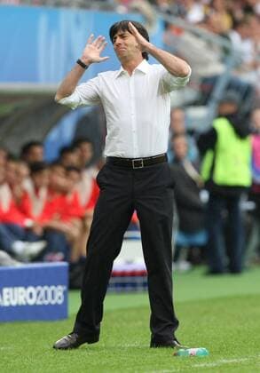 Bundestrainer Joachim Löw (Deutschland) verzweifelt Fußball EM Herren Euro 2008, Länderspiel, Nationalteam Einzelbild Klagenfurt Enttäuschung, Verzweiflung, Wut,