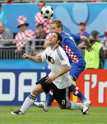 Torsten Frings (Deutschland, vorn) gegen Ivan Rakitic (Kroatien) Fußball EM Herren Euro 2008, Länderspiel, Nationalteam, Nationaltrikot Gruppe Klagenfurt Dynamik,