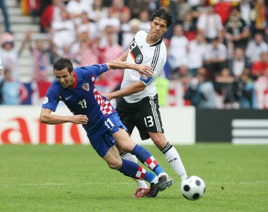 Michael Ballack (Deutschland, re.) gegen Darijo Srna (Kroatien) Fußball EM Herren Euro 2008, Länderspiel, Nationalteam, Nationaltrikot Gruppe Klagenfurt Dynamik,