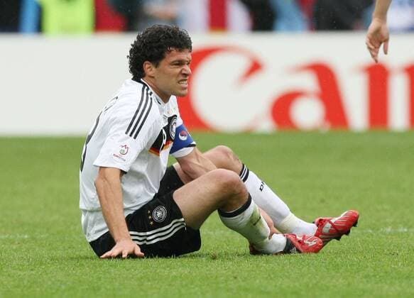 Michael Ballack (Deutschland) verletzt Fußball EM Herren Euro 2008, Länderspiel, Nationalteam, Nationaltrikot Einzelbild Klagenfurt