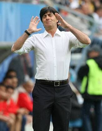 Bundestrainer Joachim Löw (Deutschland) verzweifelt Fußball EM Herren Euro 2008, Länderspiel, Nationalteam Einzelbild Klagenfurt Enttäuschung, Wut, Verzweiflung,