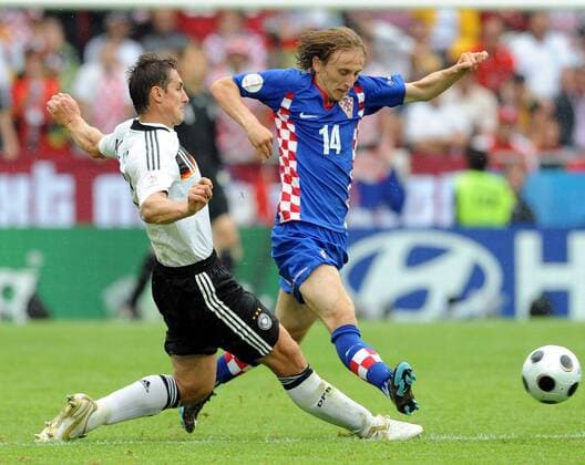 Luka Modric (Kroatien, re.) gegen Miroslav Klose (Deutschland) - Fußball EM Herren Euro 2008, Länderspiel, Nationalteam, Nationaltrikot Gruppe Klagenfurt Dynamik,