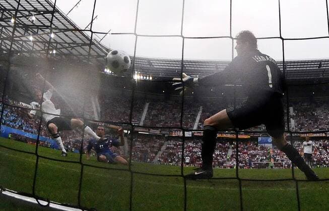Darijo Srna (Kroatien, Mitte) erzielt das 1:0 gegen Torwart Jens Lehmann und Marcell Jansen (beide Deutschland) - Fußball EM Herren Euro 2008, Länderspiel, Nationalteam, Nationaltrikot Gruppe Klagenfurt Dynamik,