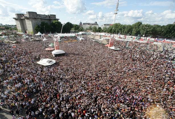 Fanmassen beim Public Viewing auf dem Heiligengeistfeld in Hamburg Fußball EM Herren Euro 2008, Nationalteam, Public Viewing, Live Übertragung, Fußballübertragung, Liveübertragung Totale Hamburg Masse, Begeisterung