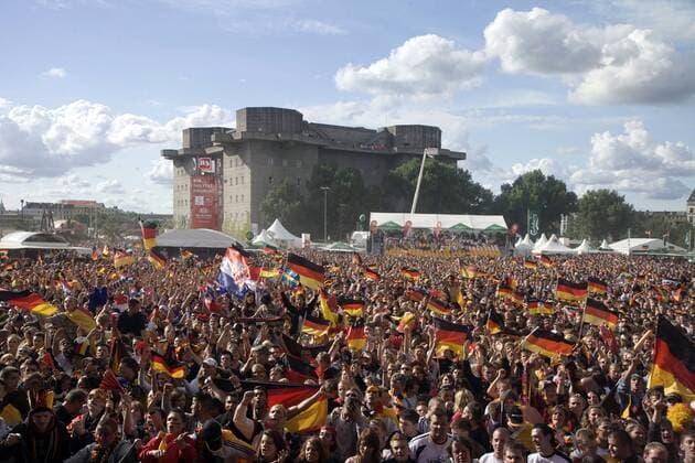 Deutsche Fans beim Public Viewing auf dem Heiligengeistfeld in Hamburg Fußball EM Herren Euro 2008, Nationalteam, Public Viewing, Live Übertragung, Fußballübertragung, Liveübertragung Totale Hamburg Masse, Freude, Begeisterung,