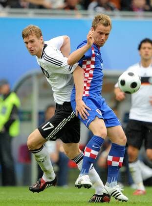 Ivan Rakitic (Kroatien, re.) gegen Per Mertesacker (Deutschland) - Fußball EM Herren Euro 2008, Länderspiel, Nationalteam, Nationaltrikot, Deutschland - Kroatien 1:2 Gruppe Klagenfurt Dynamik,