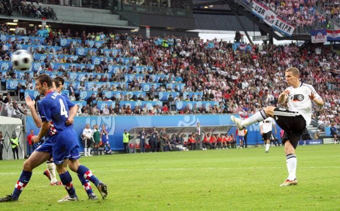 Lukas Podolski (Deutschland, re.) erzielt das 1:2 Fußball EM Herren Euro 2008, Länderspiel, Nationalteam, Nationaltrikot, Kroatien - Deutschland 2:1 Gruppe Klagenfurt Dynamik,