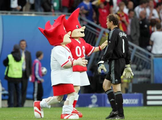 Torwart Jens Lehmann widersteht den Aufmunterungsversuchen der EM Maskottchen Trix (vorn) und Flix Fußball EM Herren Euro 2008, Länderspiel, Nationalteam, Nationaltrikot Gruppe Klagenfurt Enttäuschung, Fußball EM Herren Euro 2008, Länderspiel, Nationalteam, Nationaltrikot Gruppe Klagenfurt Enttäuschung,