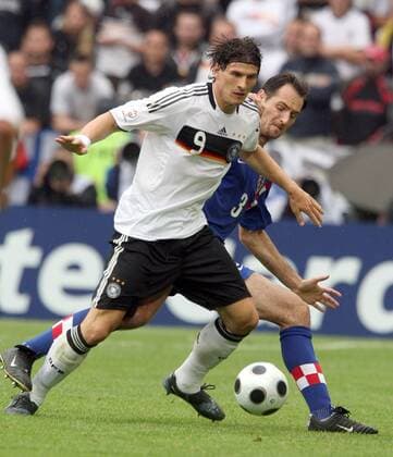Mario Gomez (Deutschland, li.) gegen Josip Simunic (Kroatien) Fußball Länderspiel Herren EURO 2008, EM, Nationalteam, Nationaltrikot, Deutschland - Kroatien 1:2 Gruppe Klagenfurt Dynamik, Kampf,