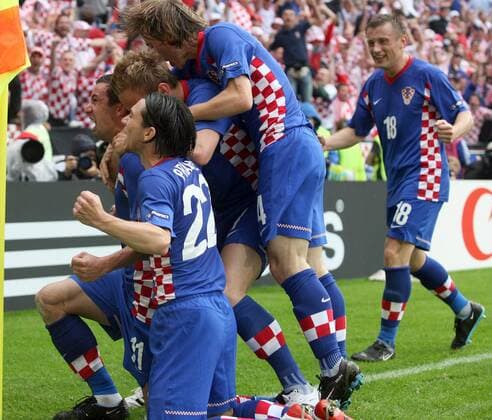 Darijo Srna (li.) und Danijel Pranjic (beide Kroatien, vorn) - Torjubel Fußball Länderspiel Herren EURO 2008, EM, Nationalteam, Nationaltrikot, Gruppe Klagenfurt Freude, Begeisterung,