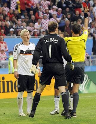 Bastian Schweinsteiger (Deutschland, li.) sieht die rote Karte von FIFA Schiedsrichter Frank van Bleeckere (Belgien), Torwart Jens Lehmann (Deutschland) kann auch nichts ausrichten Fußball EM Herren EURO 2008, Länderspiel, Nationalmannschaft, Nationaltrikot, Gruppe Klagenfurt