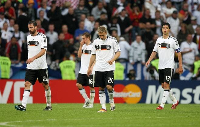 Christoph Metzelder (li.), Lukas Podolski (Mitte) und Michael Ballack (alle Deutschland) - enttäuschter Abgang Fußball Länderspiel Herren EURO 2008, EM, Nationalteam, Nationaltrikot, Gruppe Klagenfurt Enttäuschung,
