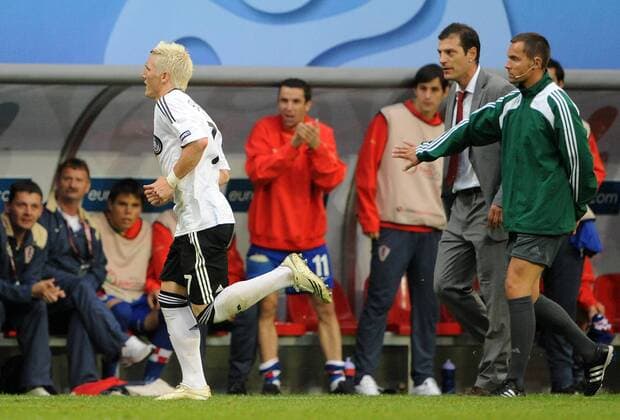 Bastian Schweinsteiger (Deutschland) läuft nach seinem Feldverweis vom Platz, der vierte Offizielle Stephane Lannoy (Frankreich) hält Nationaltrainer Slaven Bilic (Kroatien) vor unbedachten Äußerungen zurück - Fußball EM Herren EURO 2008, Länderspiel, Nationalmannschaft, Nationaltrikot, Kroatien - Deutschland 2:1 Gruppe Klagenfurt