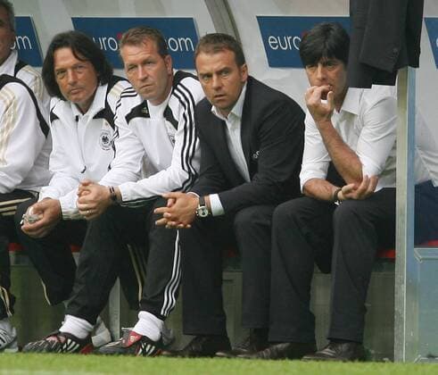 Anspannung auf der deutschen Trainerbank, v.re.: Bundestrainer Joachim Löw, Co Trainer Hans Dieter Flick, Torwarttrainer Andreas Köpke und Mannschaftsarzt Dr. Hans Wilhelm Müller Wohlfahrt Fußball Länderspiel Herren EURO 2008, EM, Nationalteam, Gruppe Klagenfurt Hansi Enttäuschung,