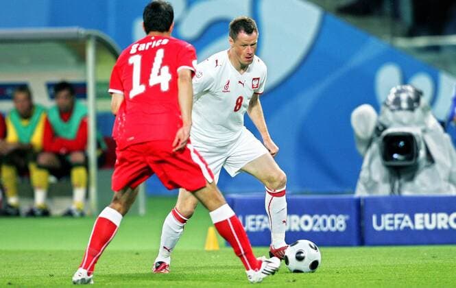 Jacek Krzynowek (Polen, re.) im Duell -  Fußball EM Herren Euro 2008, Länderspiel, Nationalteam, Nationaltrikot Gruppe Wien Dynamik,