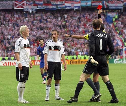Bastian Schweinsteiger (li.) sieht die rote Karte, daneben Philipp Lahm (beide Deutschland) Fußball Länderspiel Herren EURO 2008, EM, Nationalteam, Nationaltrikot Gruppe Klagenfurt