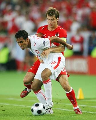 Roger Guerreiro (Polen, vorn) gegen Andreas Ivanschitz (Österreich) - Fußball EM Herren Euro 2008, Länderspiel, Nationalteam, Nationaltrikot Gruppe Wien Dynamik,