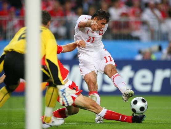 Marek Saganowski (Polen, re.) im Duell - Fußball EM Herren Euro 2008, Länderspiel, Nationalteam, Nationaltrikot, Polen - Österreich Gruppe Wien Dynamik,