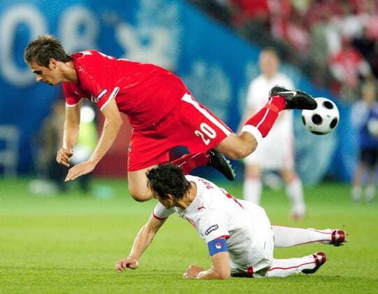 Martin Harnik (Österreich, obenauf) gegen Jacek Bak (Polen) -  Fußball EM Herren Euro 2008, Länderspiel, Nationalteam, Nationaltrikot, Österreich - Polen 1:1 Gruppe Wien Dynamik, Kampf,