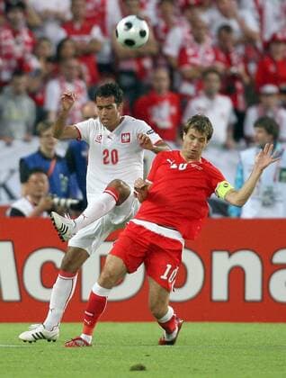 Roger Guerreiro (Polen, li.) gegen Andreas Ivanschitz (Österreich) -  Fußball EM Herren EURO 2008, Länderspiel, Nationalmannschaft, Nationaltrikot, Österreich - Polen 1:1 Gruppe Wien Dynamik,